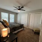 Cozy Townhome 5 Min To Airport